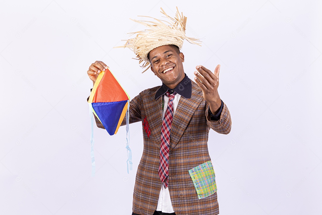 Homem jovem usando roupas típicas de festas juninas