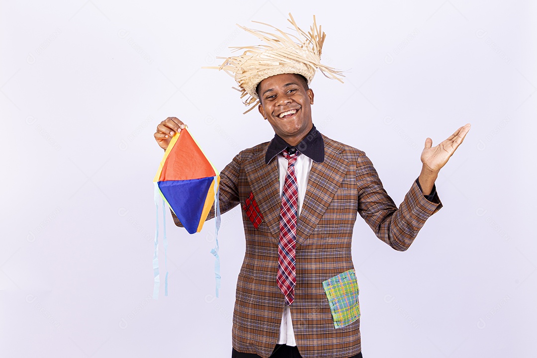 Homem jovem usando roupas típicas de festas juninas