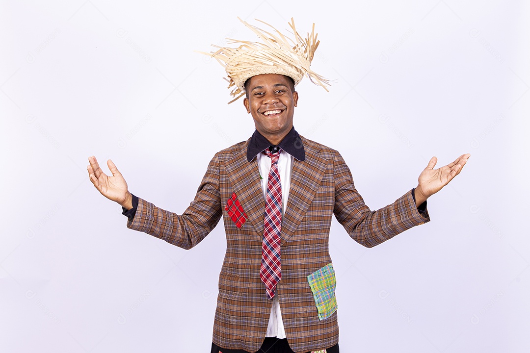 Homem jovem usando roupas típicas de festas juninas