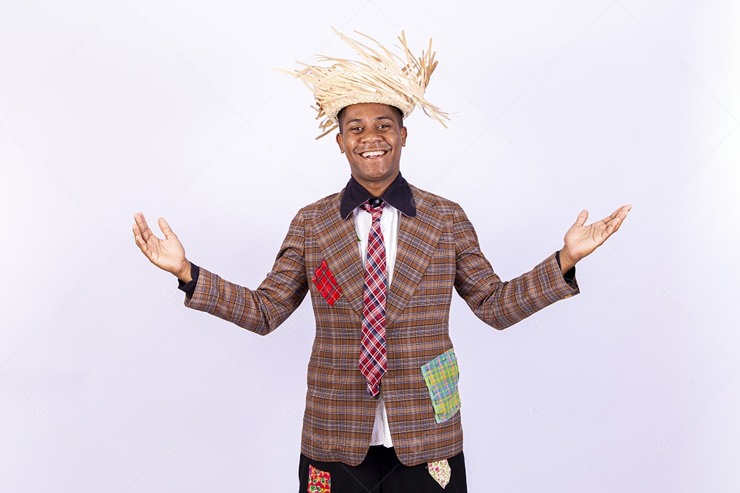 Homem jovem usando roupas típicas de festas juninas