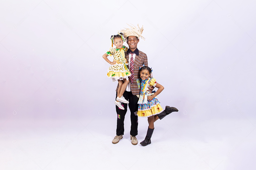 Pai ao lado de suas filhas felizes celebrando São João