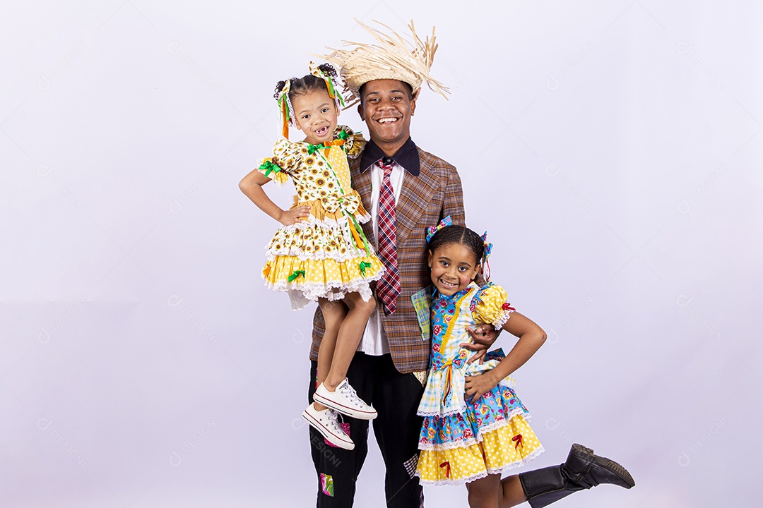 Pai ao lado de suas filhas felizes celebrando São João