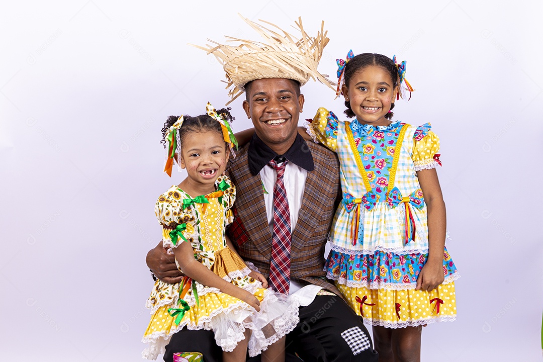 Pai ao lado de suas filhas felizes celebrando São João