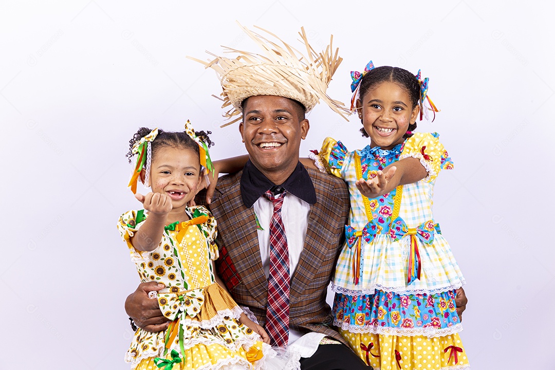 Pai ao lado de suas filhas felizes celebrando São João