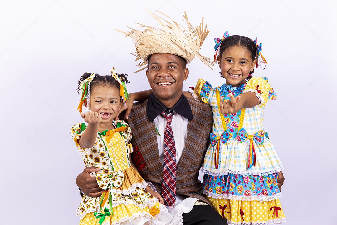 Pai ao lado de suas filhas felizes celebrando São João