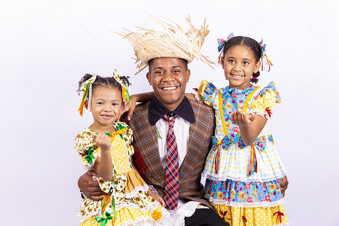 Pai ao lado de suas filhas felizes celebrando São João