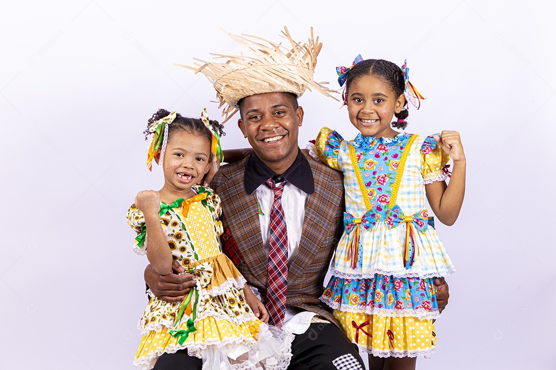 Pai ao lado de suas filhas felizes celebrando São João