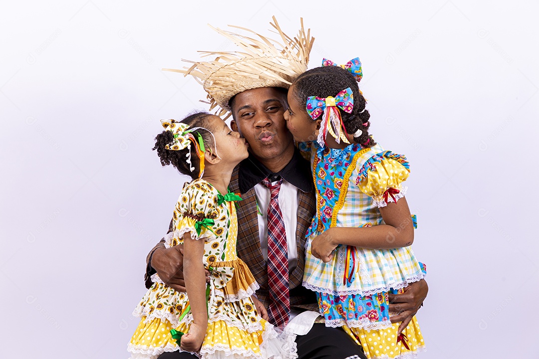 Pai ao lado de suas filhas felizes celebrando São João