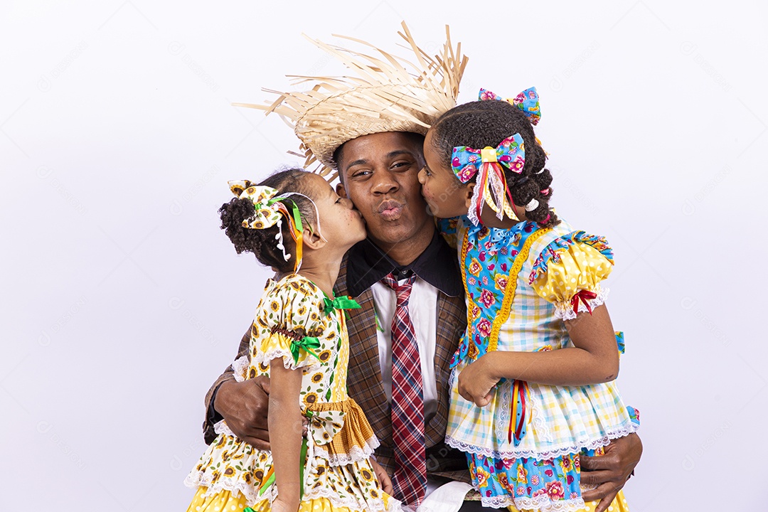 Pai ao lado de suas filhas felizes celebrando São João