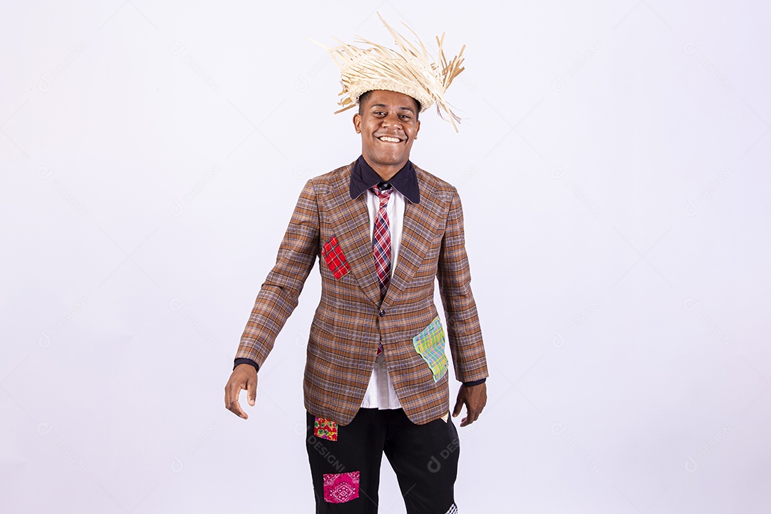 Homem jovem usando roupas típicas de festas juninas