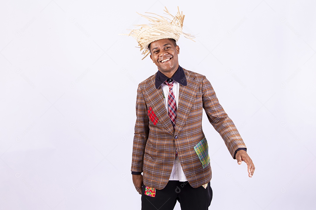 Homem jovem usando roupas típicas de festas juninas