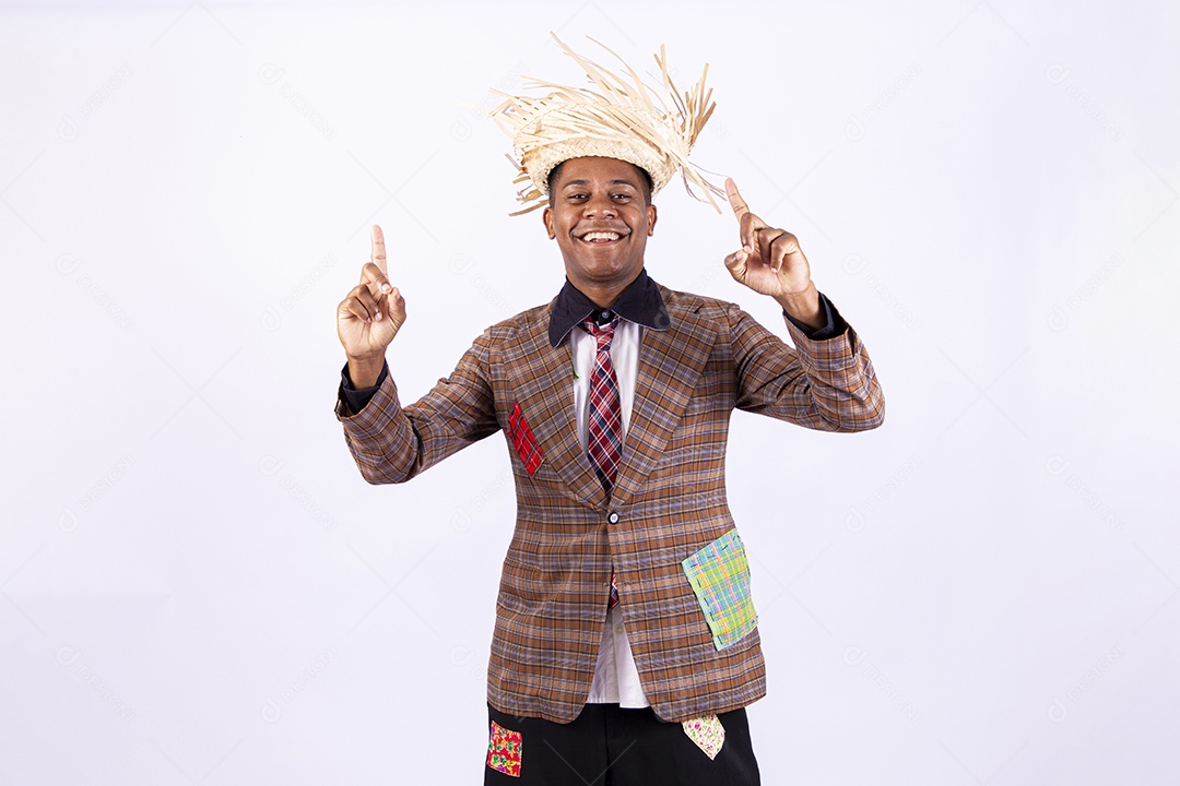 Homem jovem usando roupas típicas de festas juninas