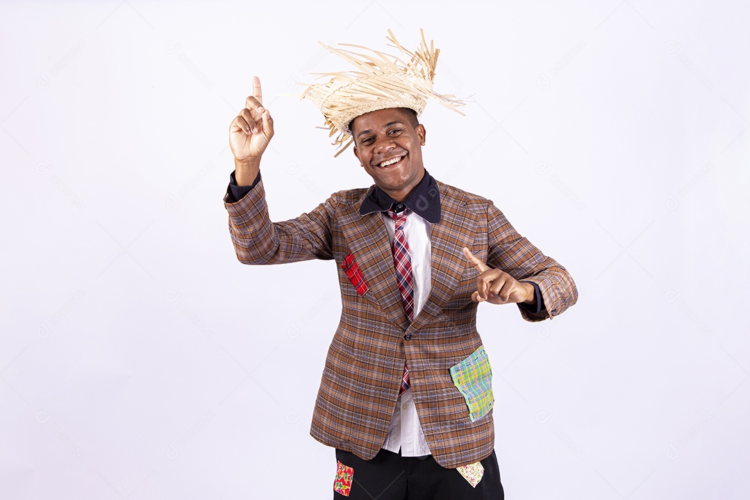 Homem jovem usando roupas típicas de festas juninas