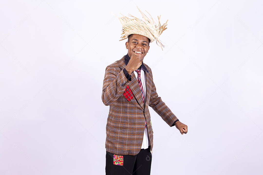 Homem jovem usando roupas típicas de festas juninas