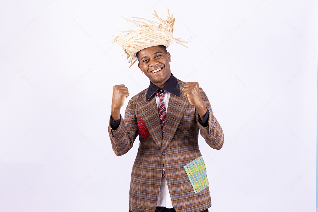 Homem jovem usando roupas típicas de festas juninas