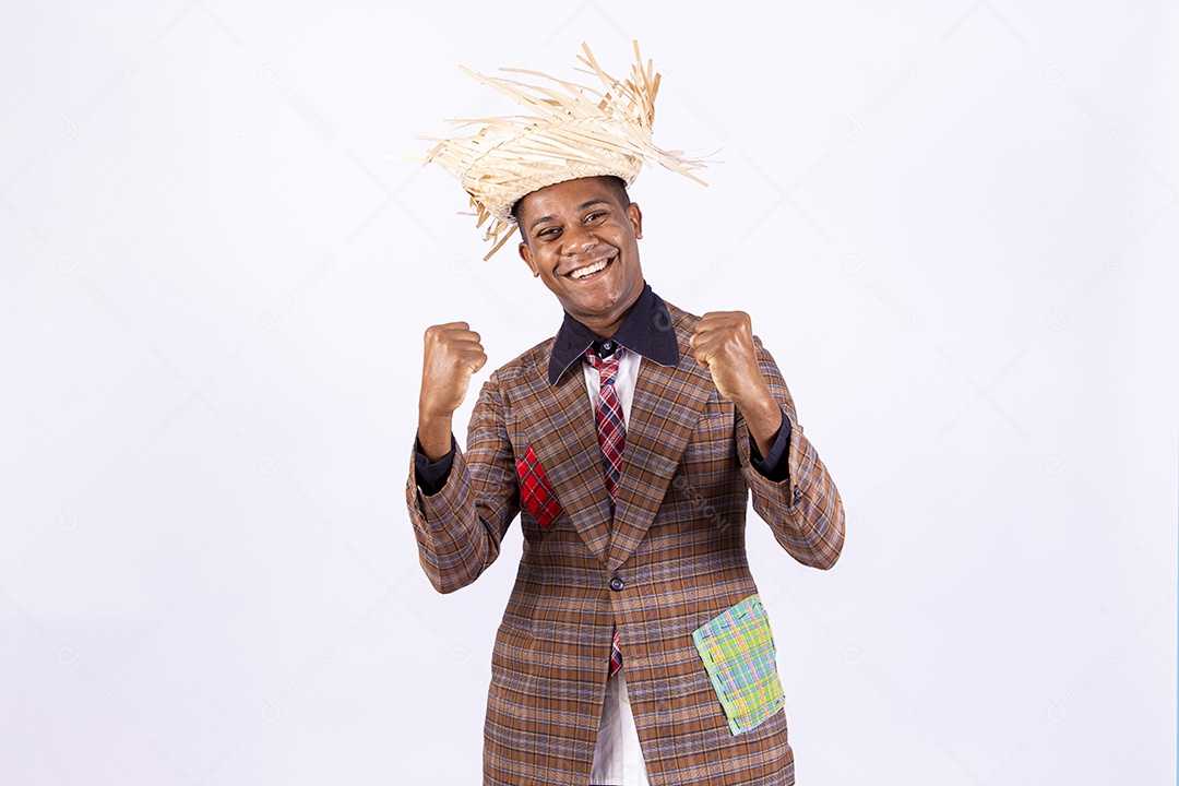 Homem jovem usando roupas típicas de festas juninas