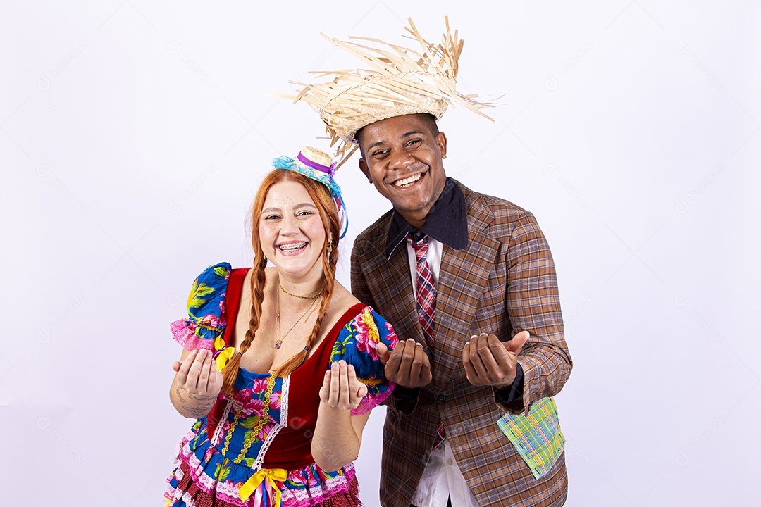 Casal usando roupas típicas de festas juninas