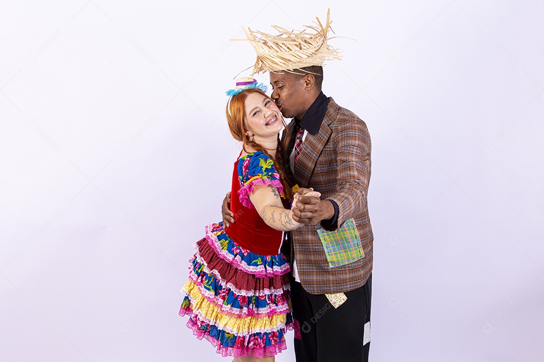 Casal usando roupas típicas de festas juninas