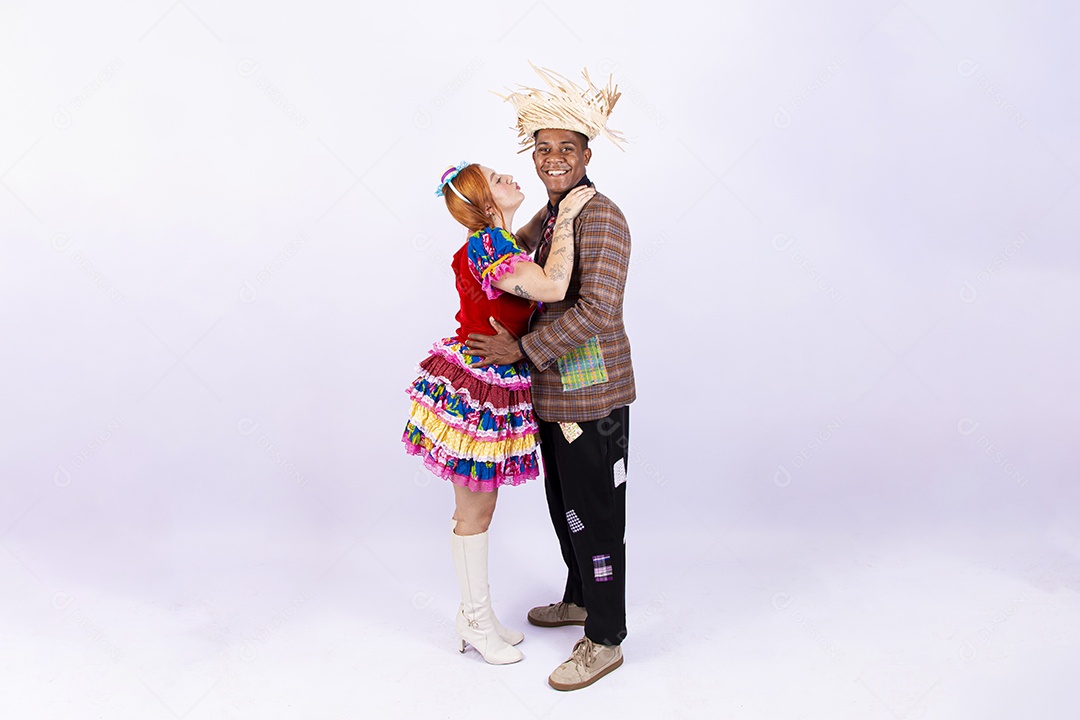 Casal usando roupas típicas de festas juninas