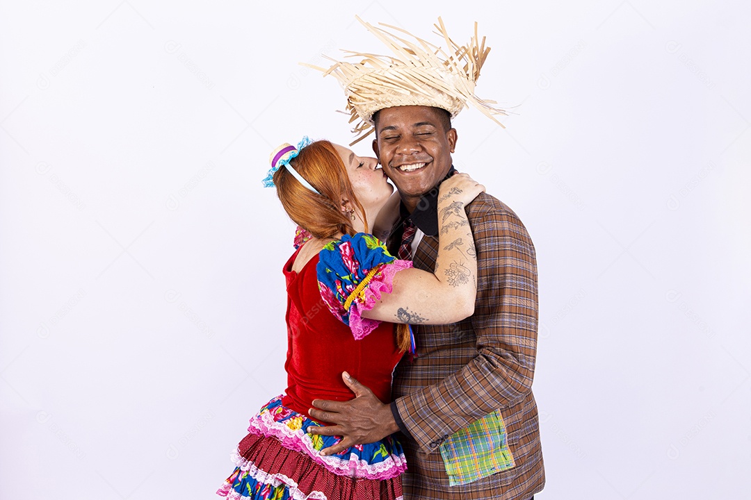 Casal usando roupas típicas de festas juninas