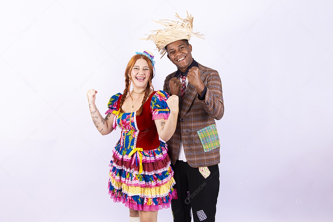 Casal usando roupas típicas de festas juninas