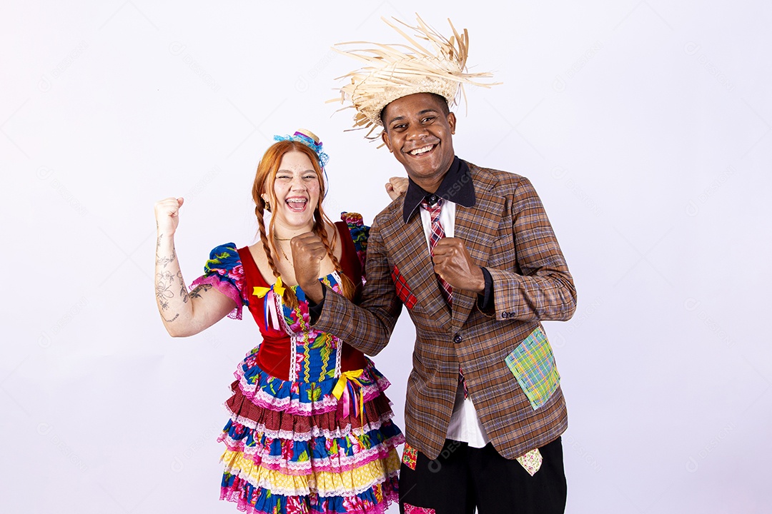 Casal usando roupas típicas de festas juninas