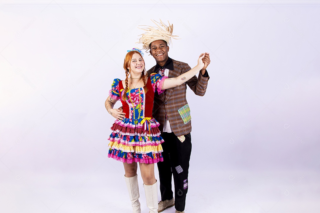 Casal usando roupas típicas de festas juninas