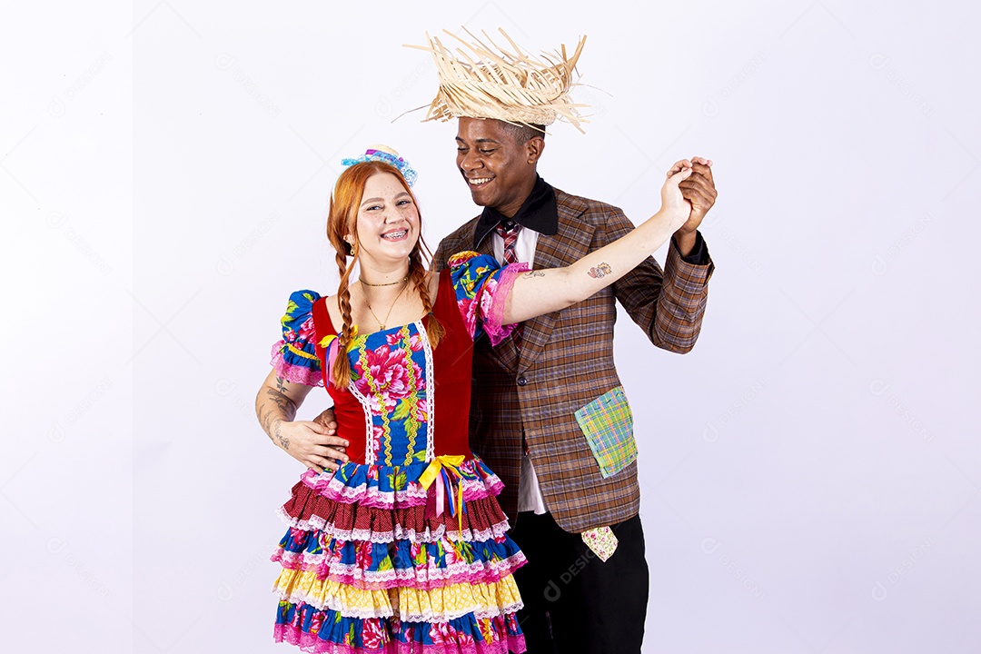 Casal usando roupas típicas de festas juninas