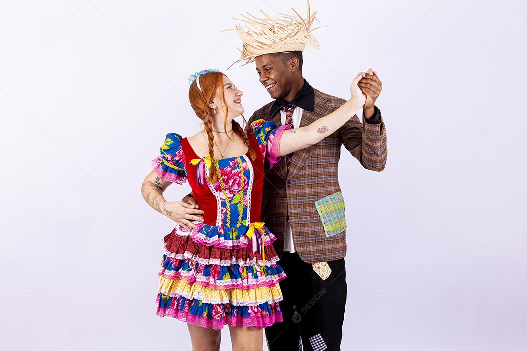 Casal usando roupas típicas de festas juninas