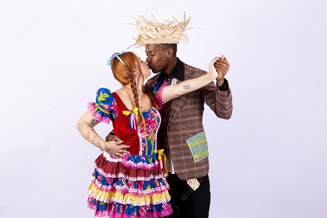 Casal usando roupas típicas de festas juninas