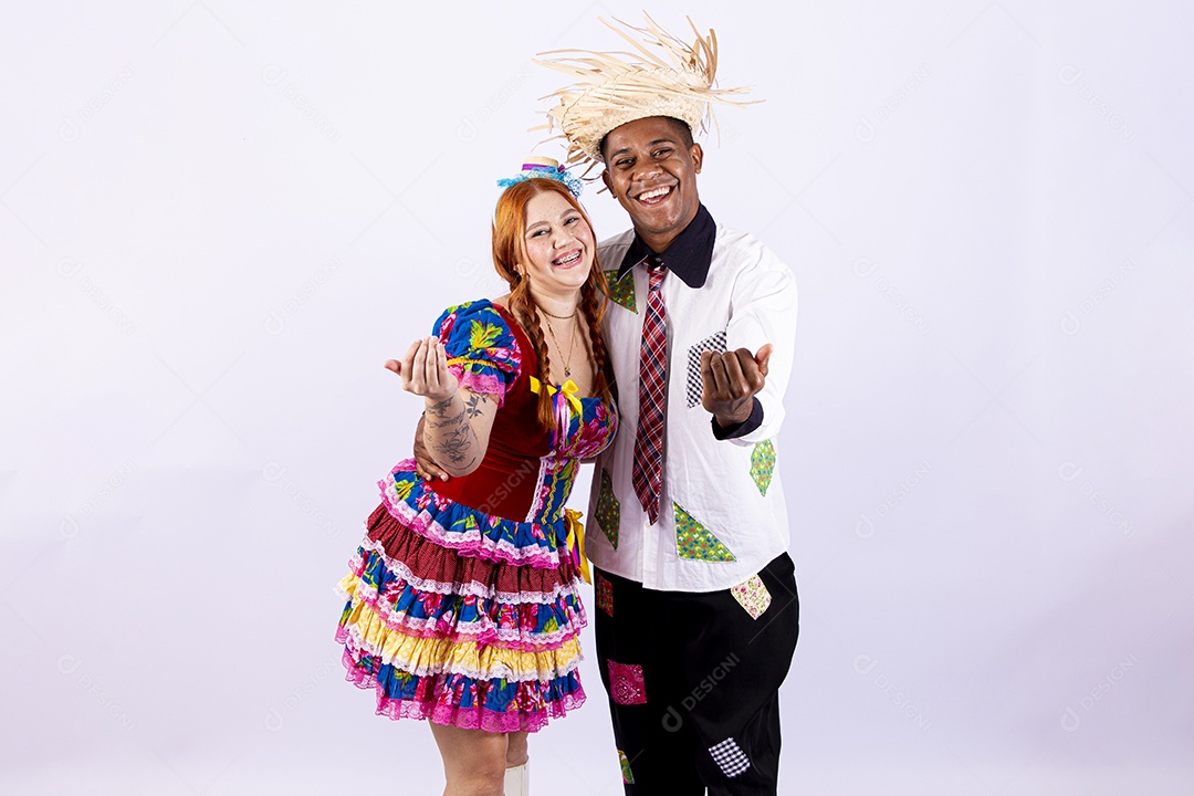 Casal usando roupas típicas de festas juninas