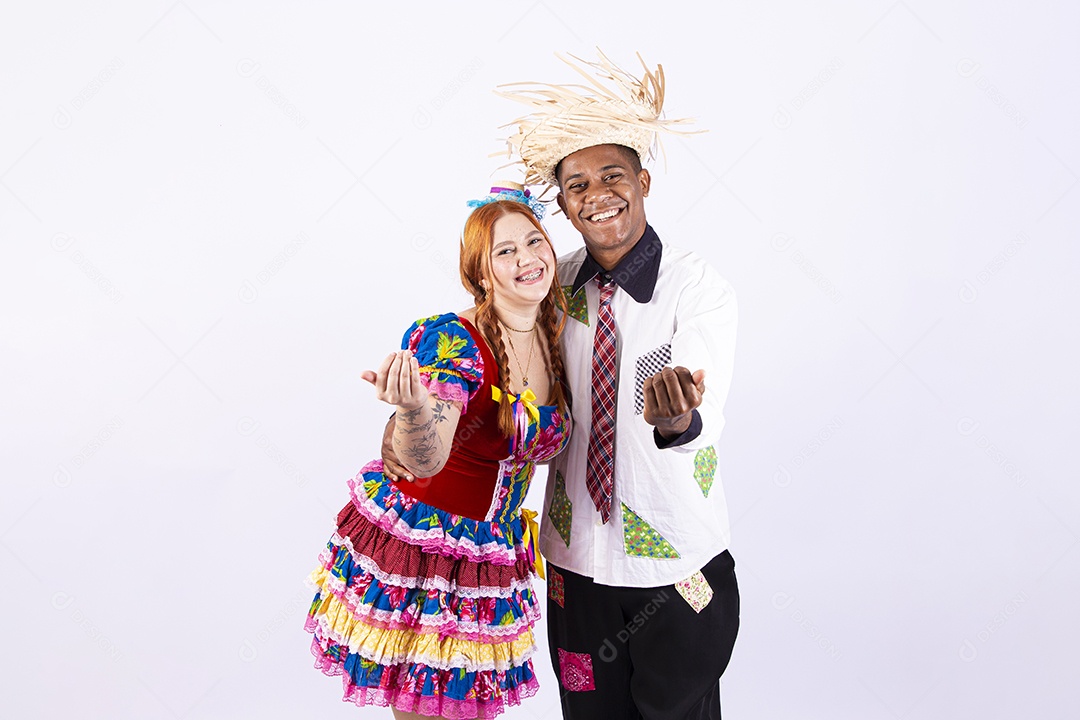 Casal usando roupas típicas de festas juninas