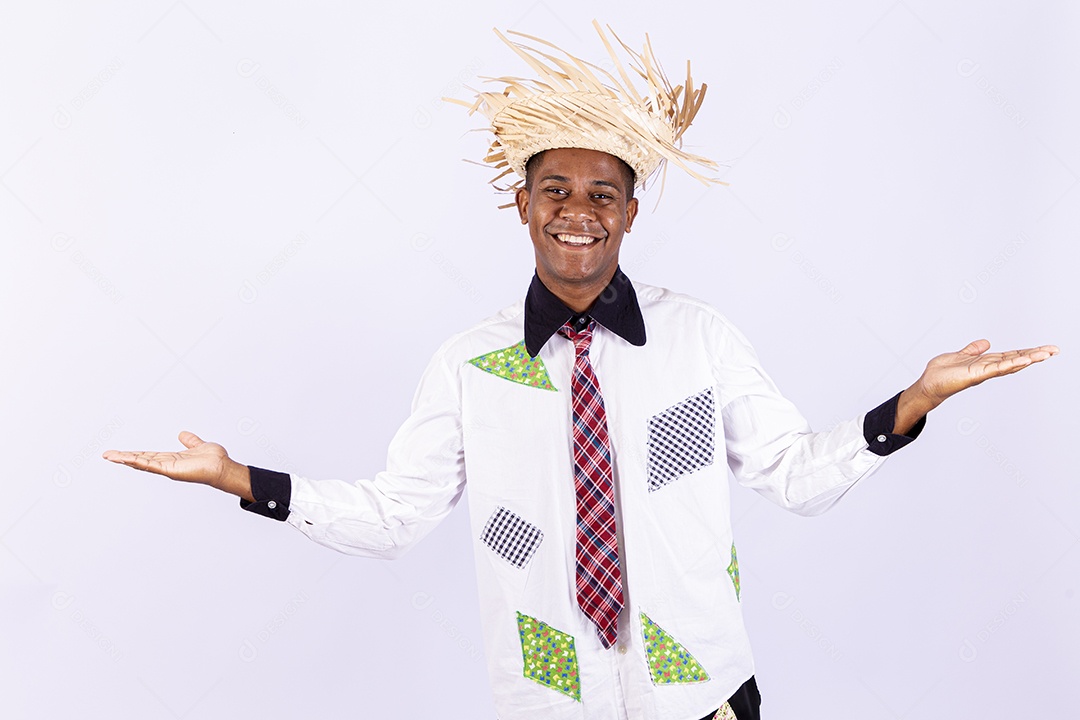 Homem jovem usando roupas típicas de festas juninas