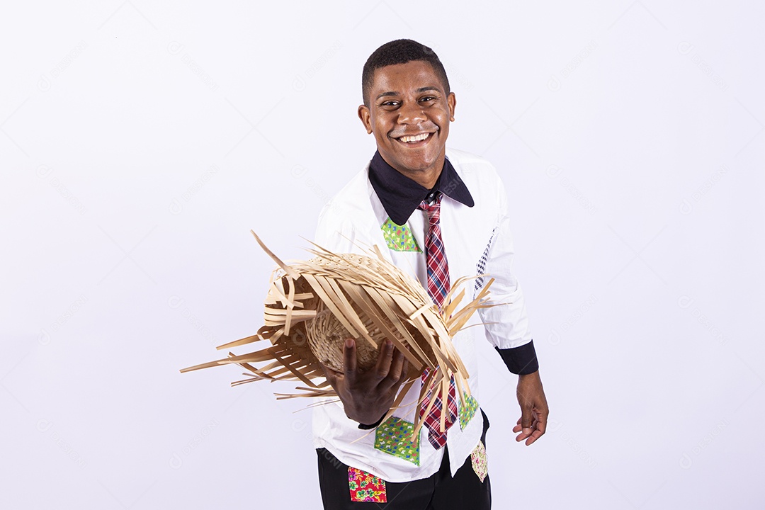 Homem jovem usando roupas típicas de festas juninas