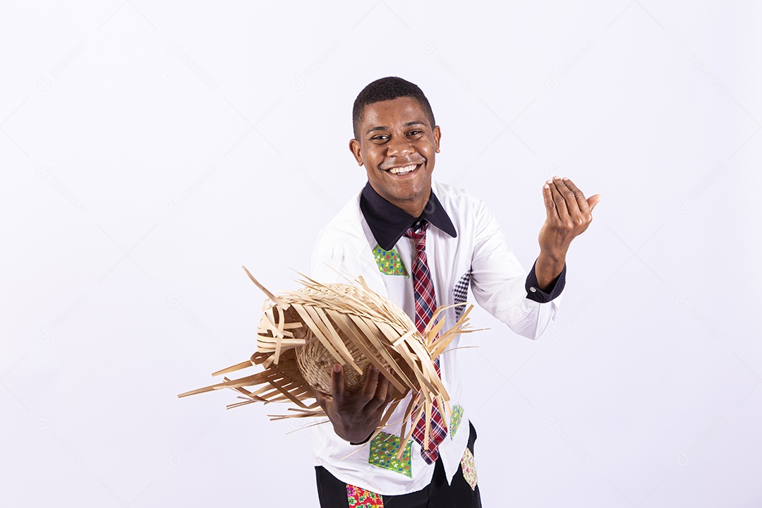 Homem jovem usando roupas típicas de festas juninas