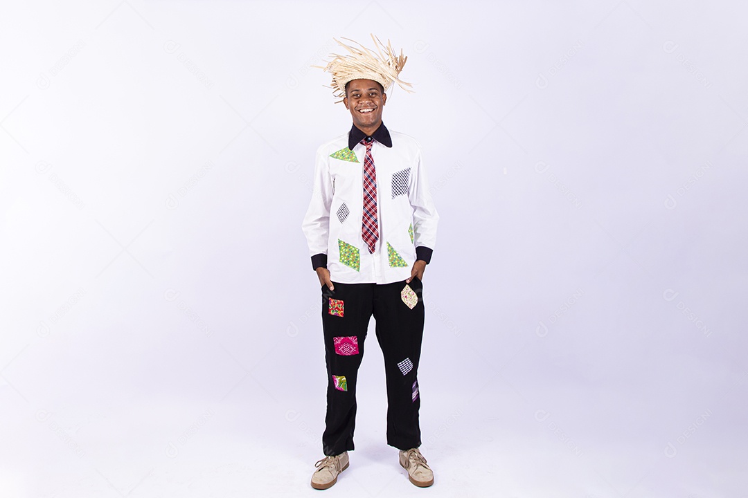 Homem jovem usando roupas típicas de festas juninas