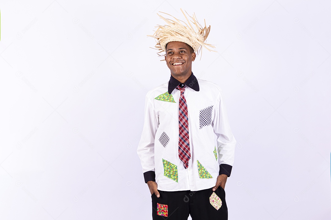 Homem jovem usando roupas típicas de festas juninas