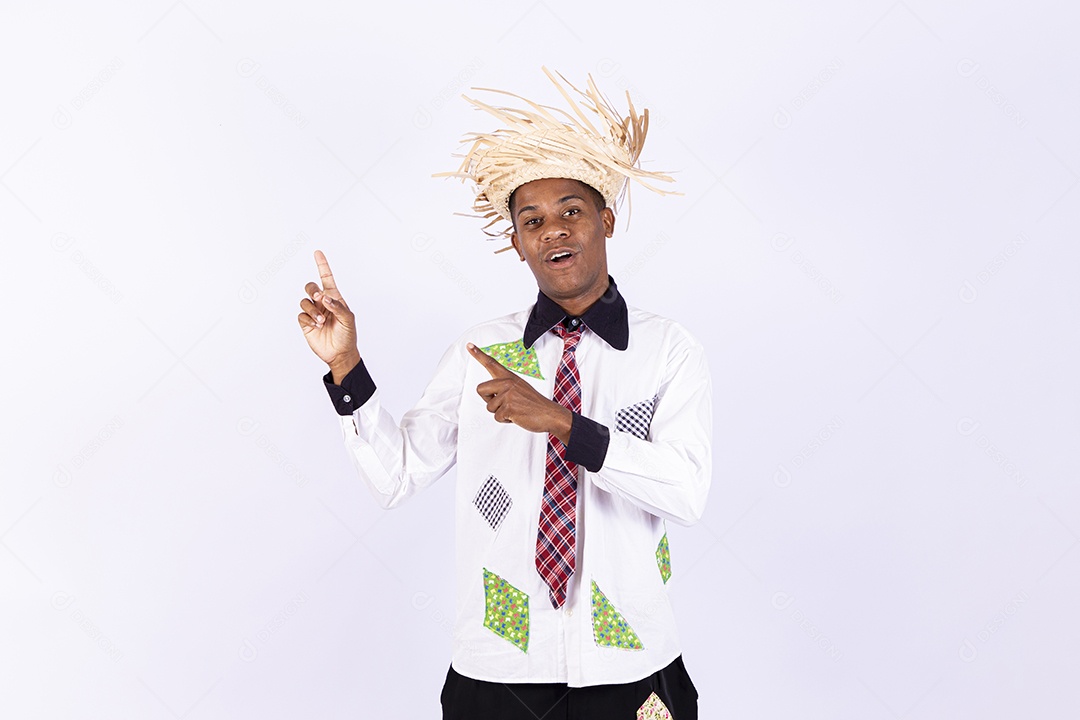 Homem jovem usando roupas típicas de festas juninas