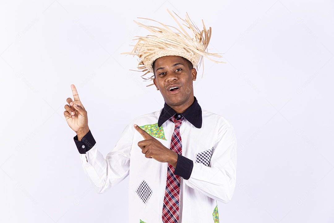 Homem jovem usando roupas típicas de festas juninas