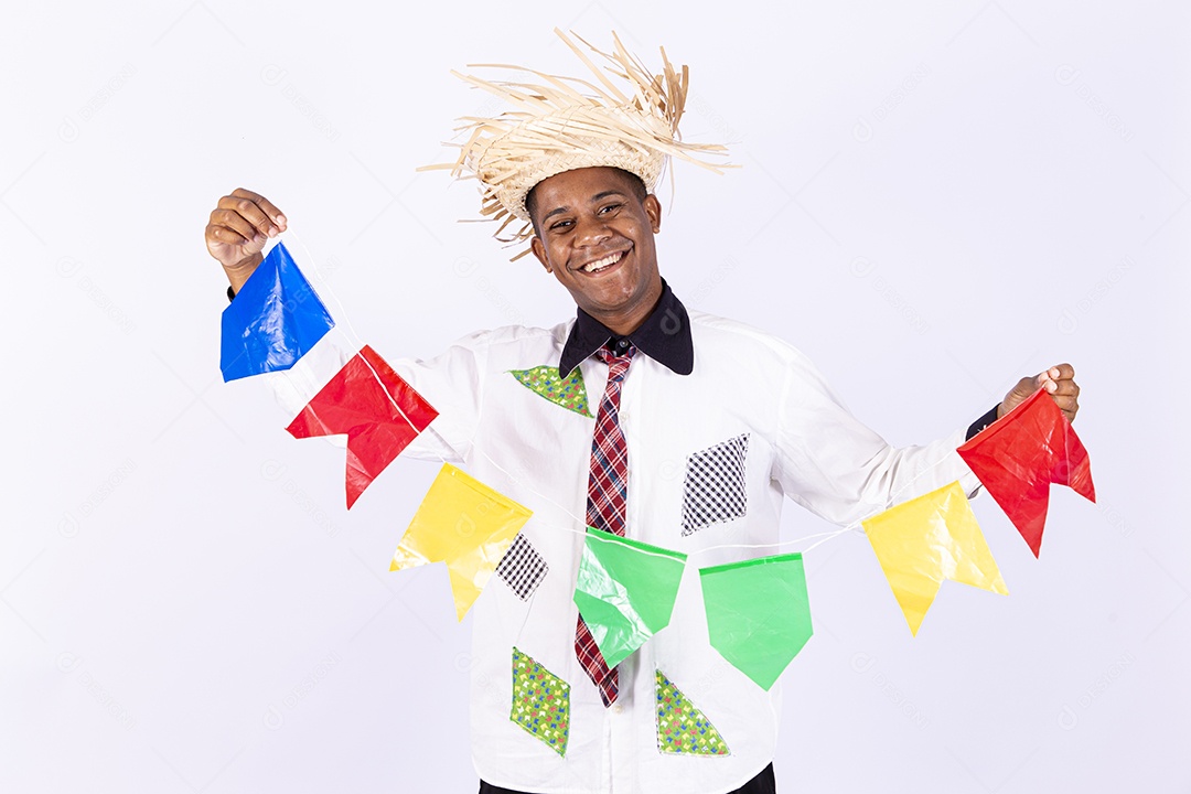 Homem jovem usando roupas típicas de festas juninas