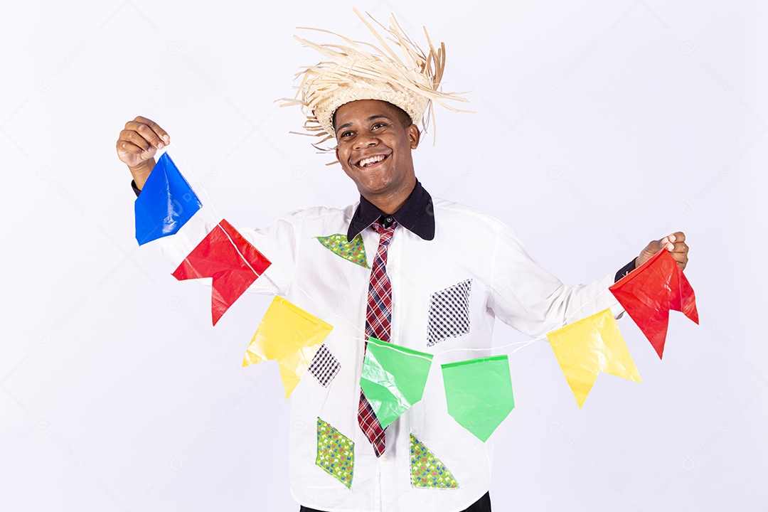 Homem jovem usando roupas típicas de festas juninas