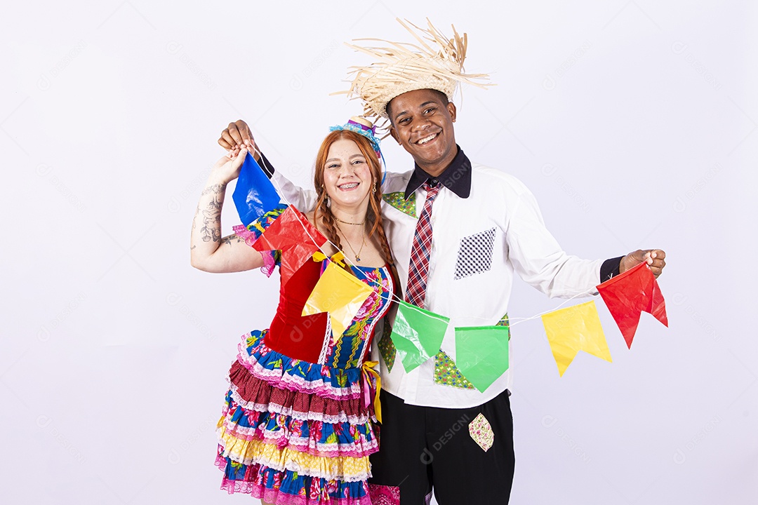 Casal usando roupas típicas de festas juninas
