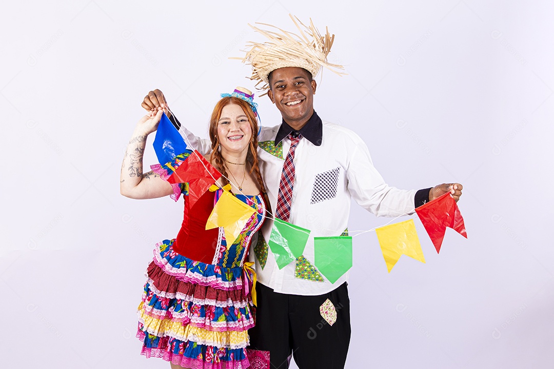 Casal jovens usando roupas típicas de festas juninas