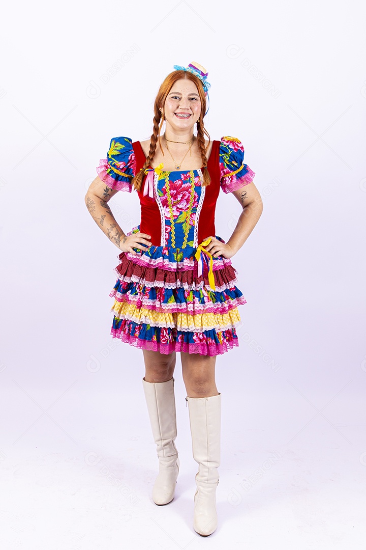 Linda mulher jovem usando roupas típicas de festas juninas