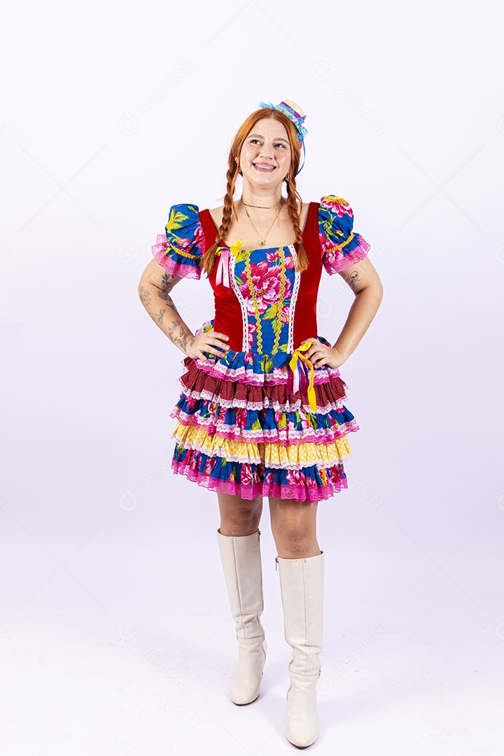 Linda mulher jovem usando roupas típicas de festas juninas