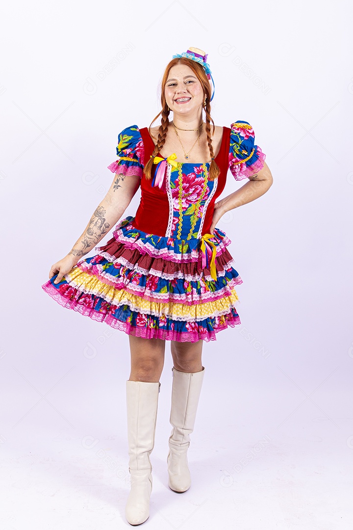 Linda mulher jovem usando roupas típicas de festas juninas