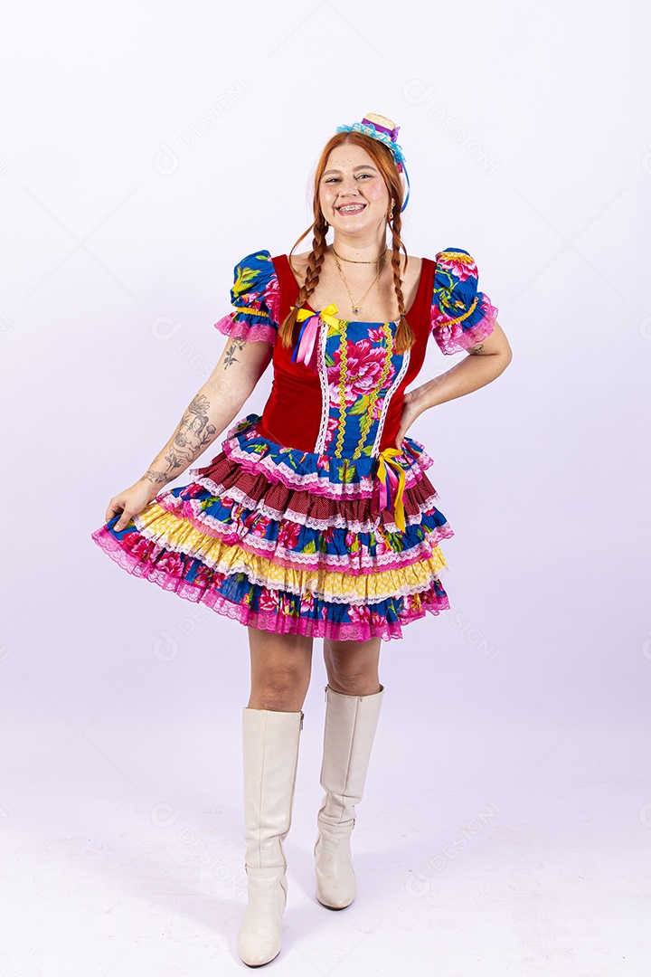 Linda mulher jovem usando roupas típicas de festas juninas