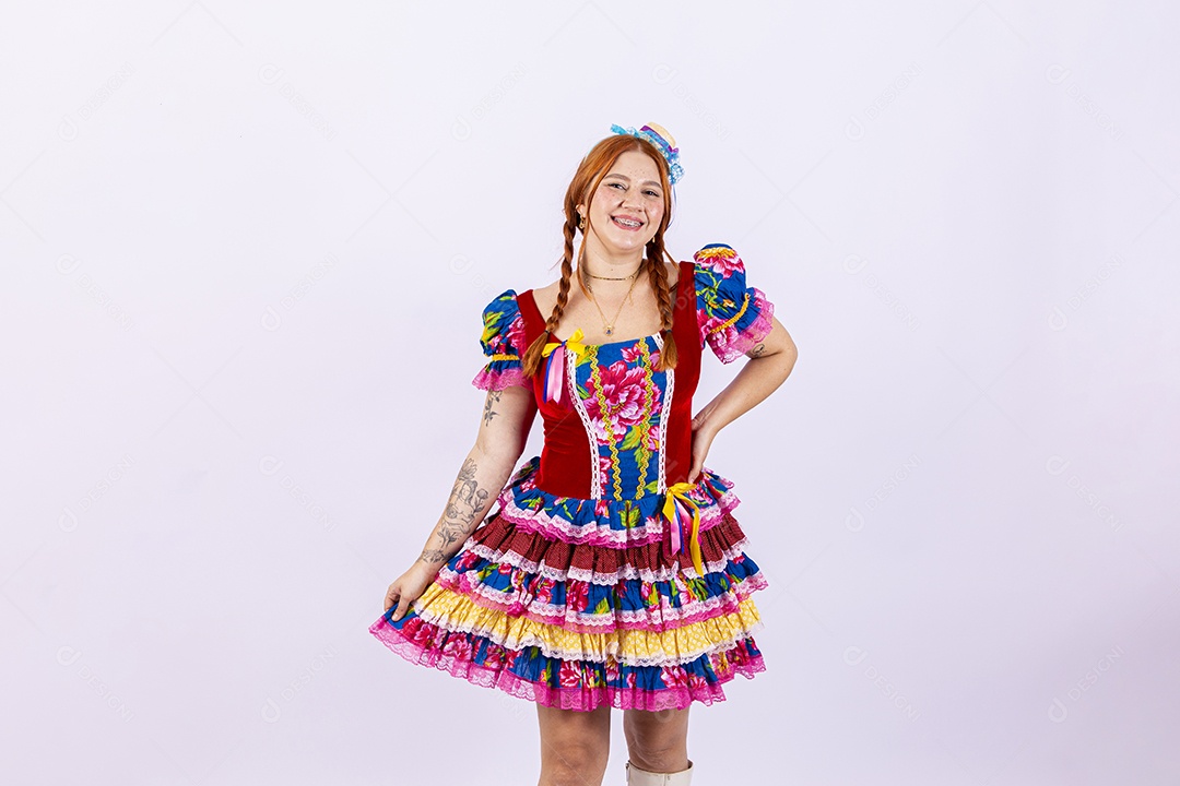 Linda mulher jovem usando roupas típicas de festas juninas