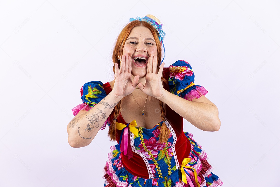 Linda mulher jovem usando roupas típicas de festas juninas