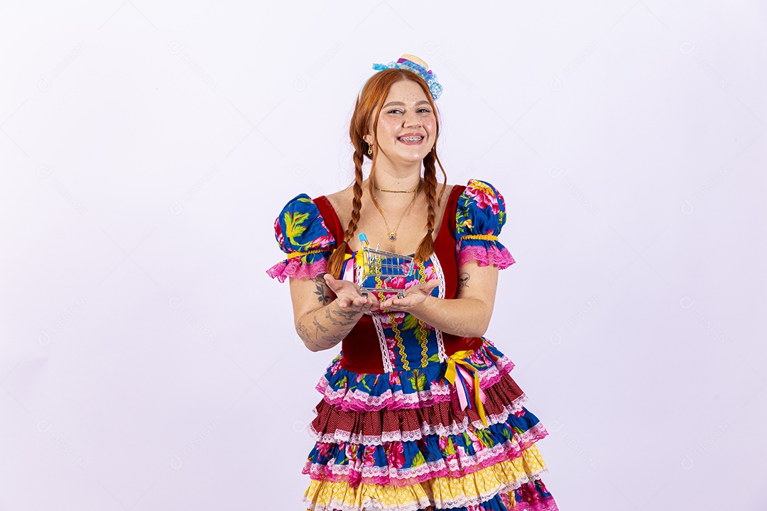 Linda mulher jovem usando roupas típicas de festas juninas